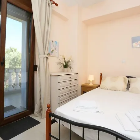 Argo 1 - Beachfront, Big Gardens, Location! *