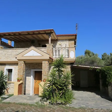 Argo 1 - Beachfront, Big Gardens, Location! Villa Pefkochori